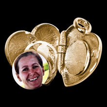 Laden Sie das Bild in den Galerie-Viewer, Medaillon Corazon zum Aufklappen