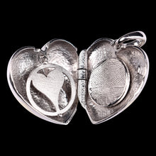 Laden Sie das Bild in den Galerie-Viewer, Medaillon Corazon zum Aufklappen