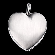 Laden Sie das Bild in den Galerie-Viewer, Medaillon Corazon zum Aufklappen