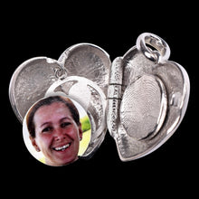 Laden Sie das Bild in den Galerie-Viewer, Medaillon Corazon zum Aufklappen